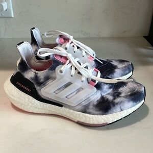 NEVER WORN - Adidas Black and White Tie-Dye Ultraboost